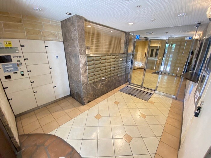 物件外観写真3　(エントランス部分)