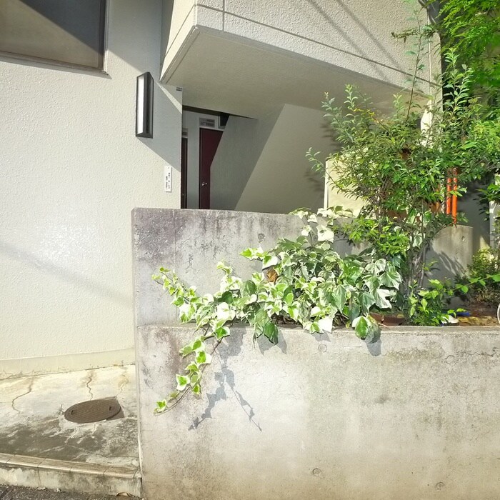 物件外観写真5　(エントランス部分)