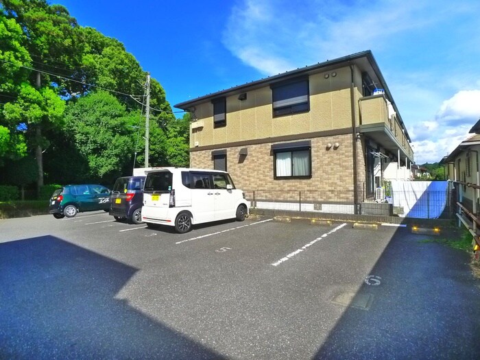 物件外観写真5　(駐車場)