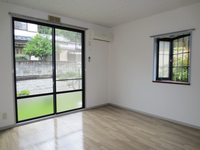 物件内観写真4　(室内からの展望)