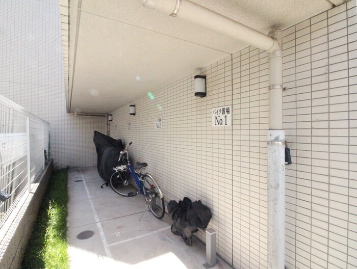 物件外観写真6　(バイク置き場)