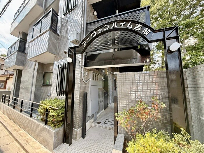 物件外観写真3　(エントランス部分)