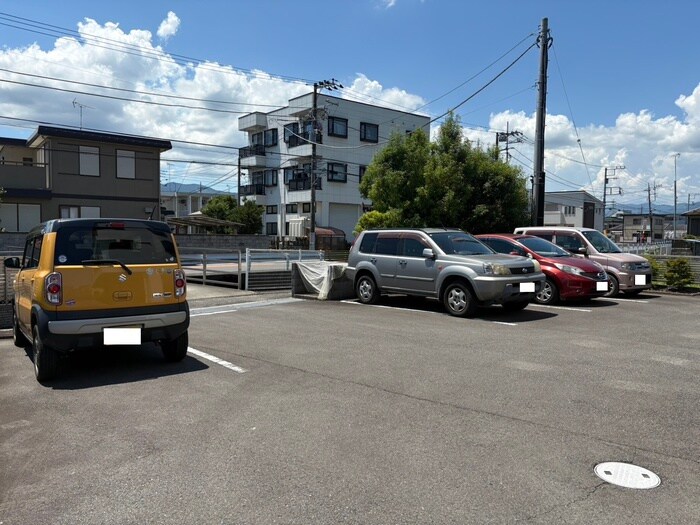 物件外観写真3　(駐車場)