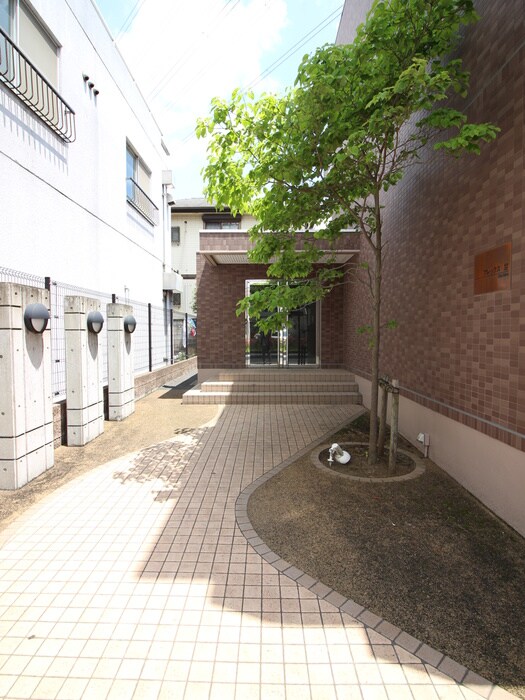 物件外観写真2　(エントランス部分)