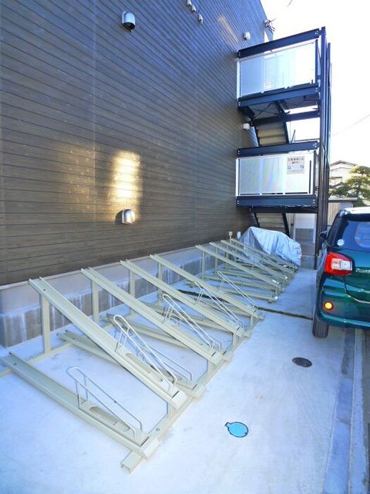 物件外観写真2　(駐輪場)