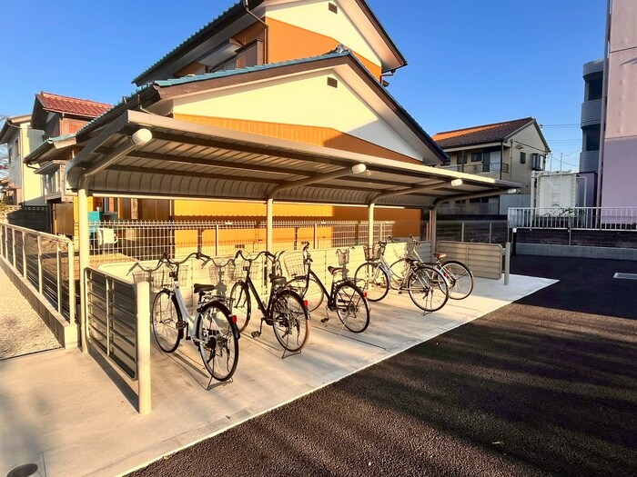 物件外観写真3　(駐輪場)