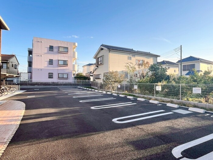 物件外観写真5　(駐車場)