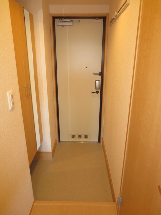 物件内観写真4　(玄関)