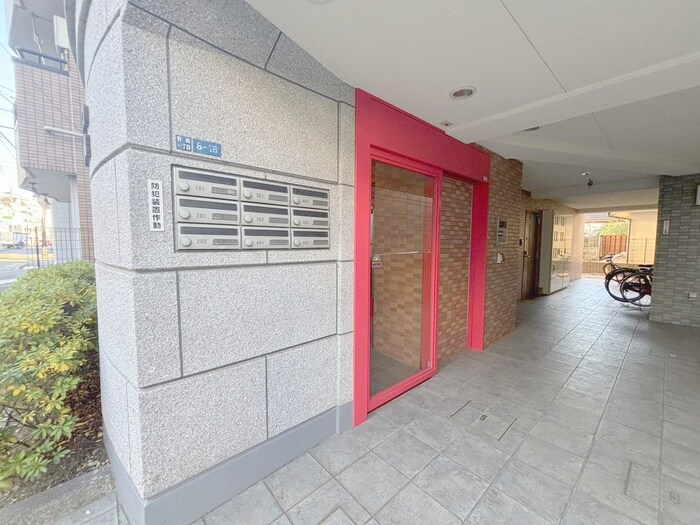 物件外観写真2　(エントランス部分)