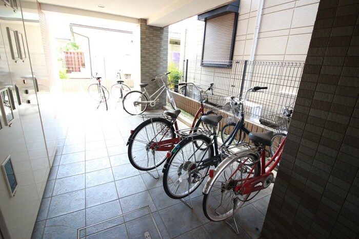 物件外観写真4　(駐輪場)