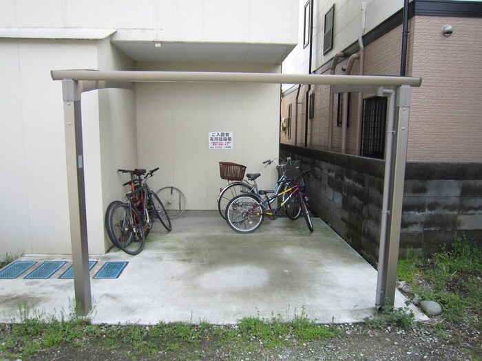 物件外観写真3　(駐輪場)