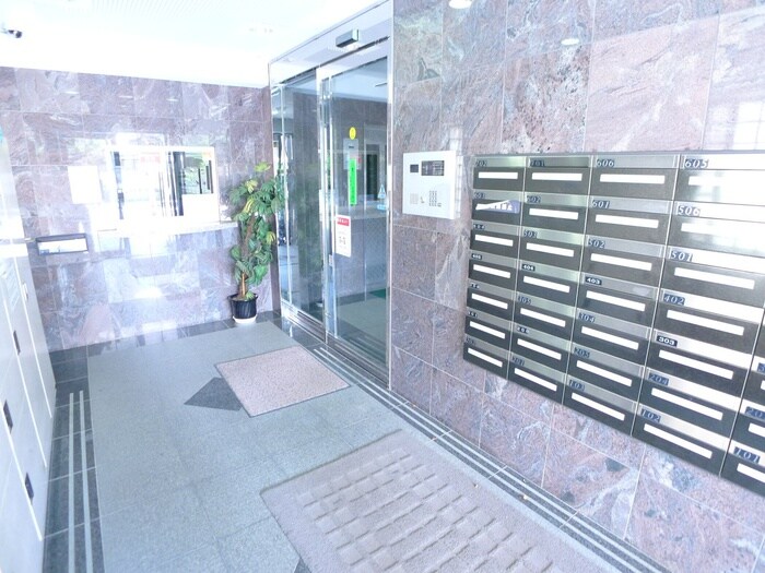 物件外観写真5　(エントランス部分)