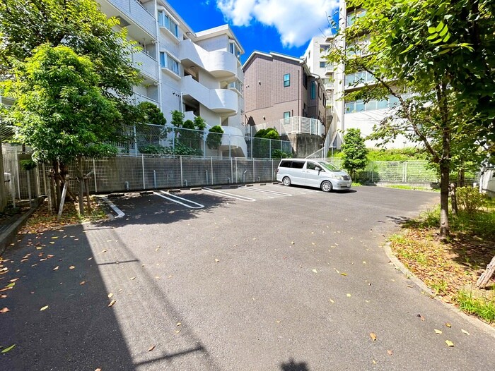 物件外観写真2　(駐車場)