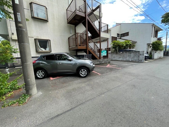 物件外観写真5　(駐車場)