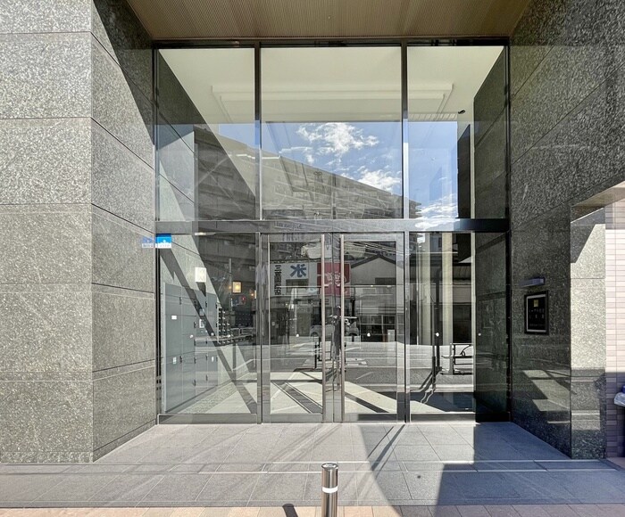 物件外観写真2　(エントランス部分)