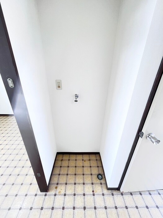 物件内観写真16　(洗濯機置場)