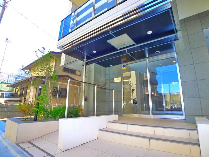 物件外観写真3　(エントランス部分)