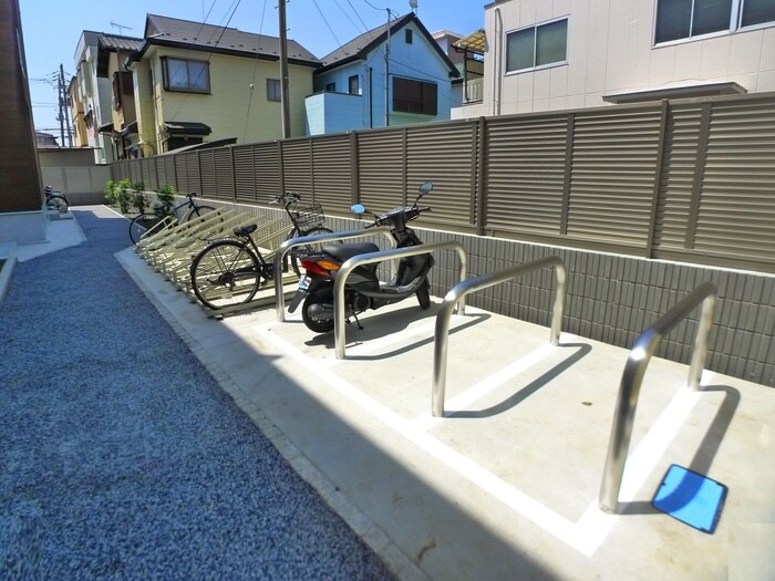 物件外観写真2　(バイク置き場)