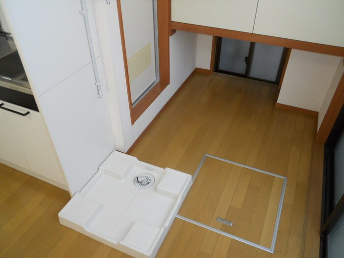 物件内観写真6　(洗濯機置場)