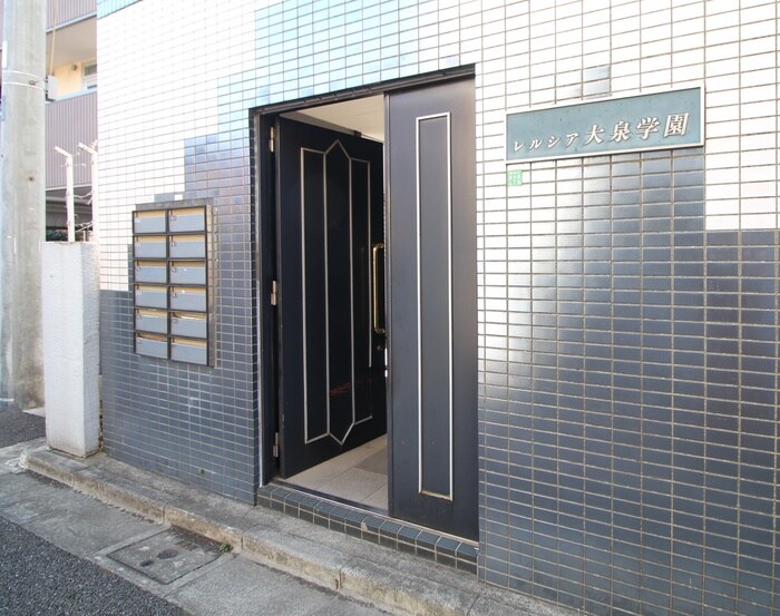 物件外観写真3　(エントランス部分)