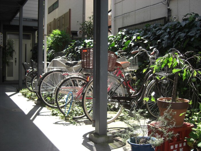 物件外観写真4　(駐輪場)