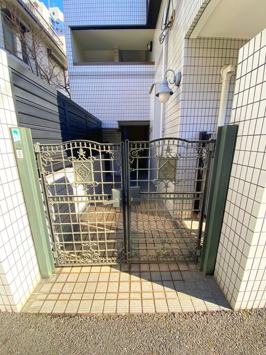 物件外観写真3　(エントランス部分)