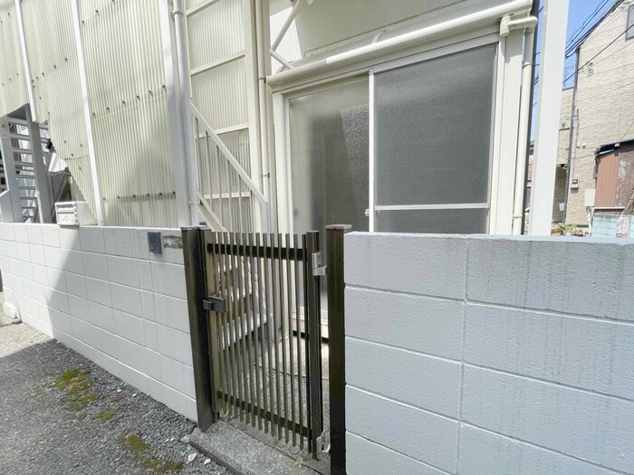 物件外観写真4　(エントランス部分)