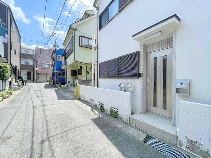 物件外観写真5　(エントランス部分)