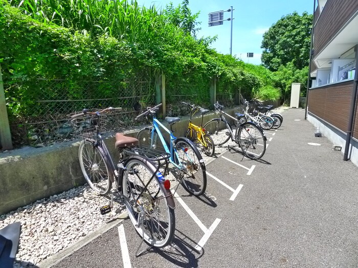 物件外観写真4　(駐輪場)