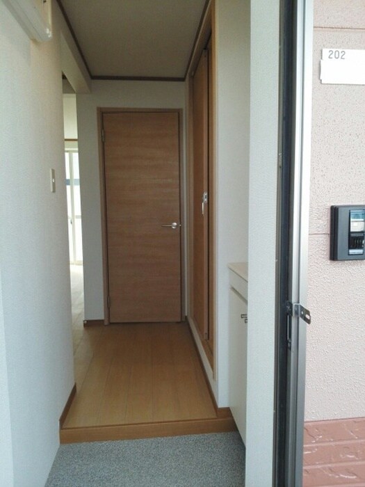 物件内観写真5　(玄関)