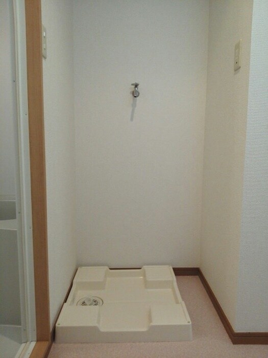 物件内観写真12　(洗濯機置場)