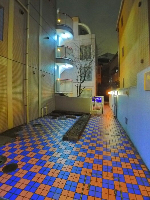 物件外観写真2　(エントランス部分)