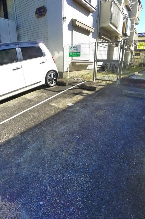 物件外観写真3　(駐車場)