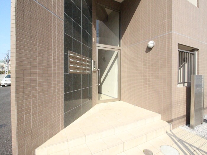 物件外観写真2　(エントランス部分)