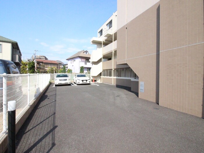 物件外観写真5　(駐車場)