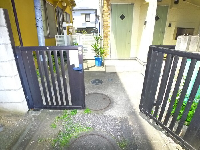 物件外観写真2　(エントランス部分)