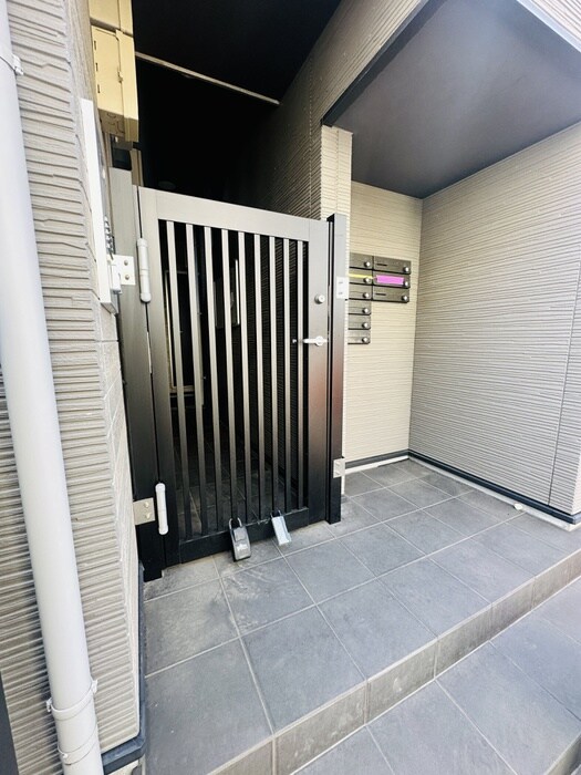 物件外観写真2　(エントランス部分)