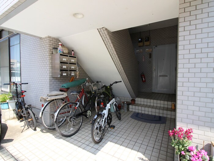 物件外観写真3　(エントランス部分)