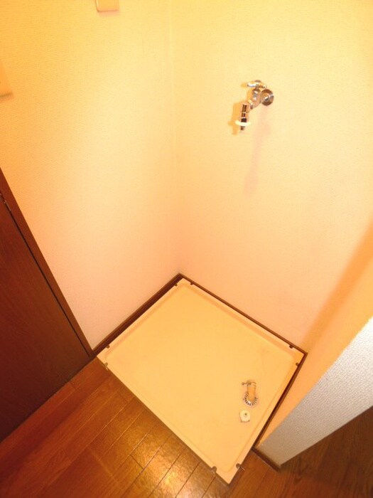 物件内観写真16　(洗濯機置場)