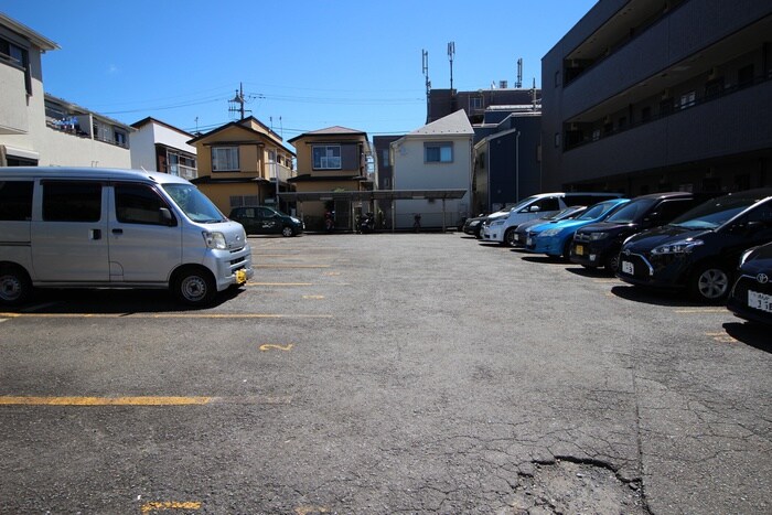 物件外観写真3　(駐車場)