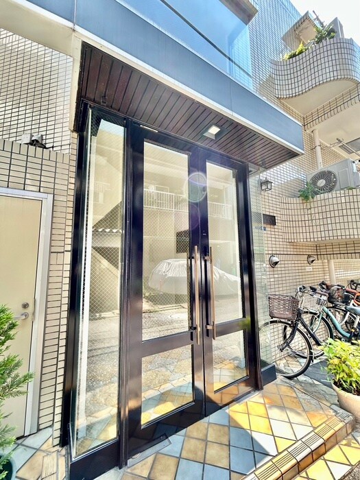物件外観写真3　(エントランス部分)