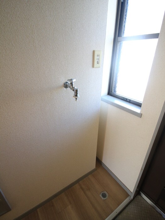 物件内観写真10　(洗濯機置場)