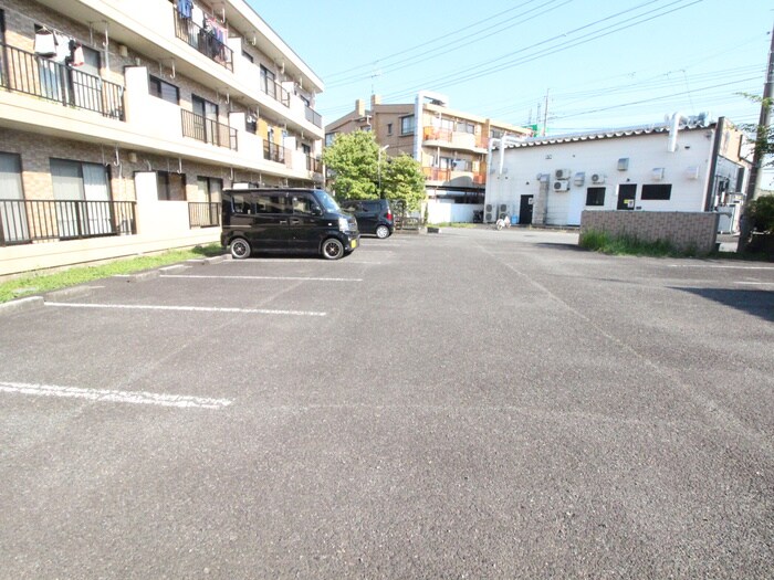 物件外観写真3　(駐車場)