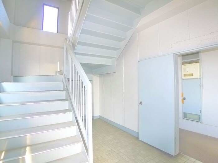 物件外観写真4　(エントランス部分)