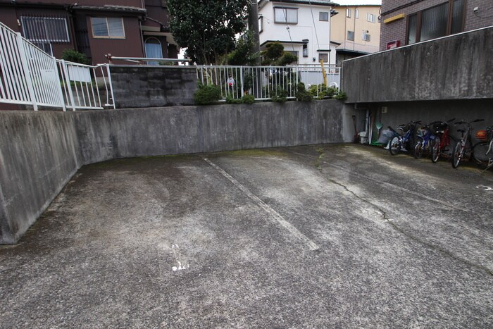 物件外観写真6　(駐車場)