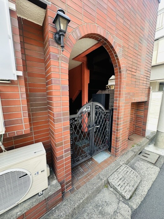 物件外観写真2　(エントランス部分)