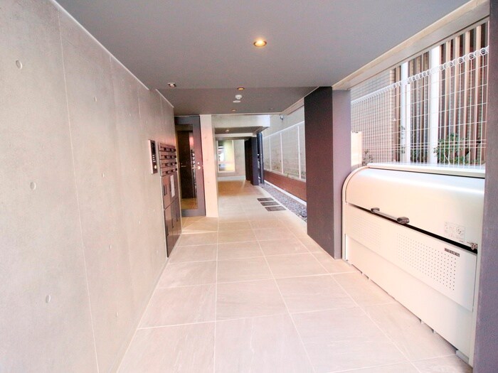 物件外観写真6　(エントランス部分)