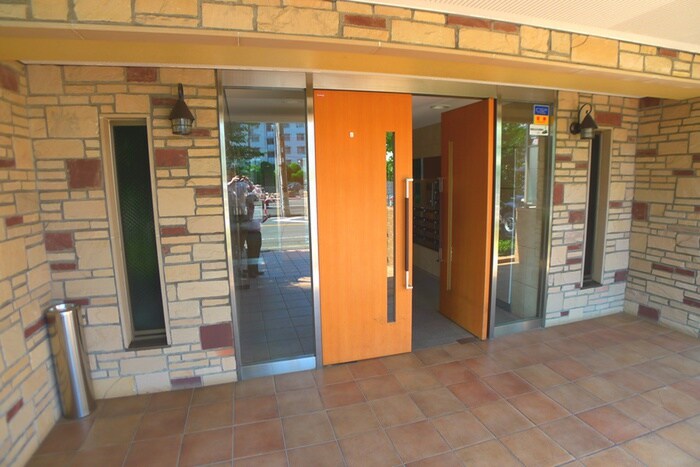 物件外観写真2　(エントランス部分)