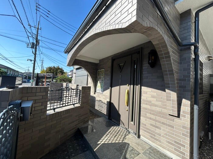 物件外観写真4　(エントランス部分)