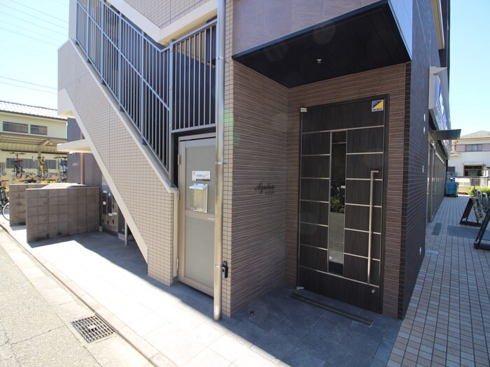 物件外観写真4　(エントランス部分)